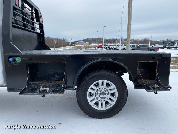 image for item DN8158 2018 Ford F250 Super Duty  Crew Cab flatbed pickup truck