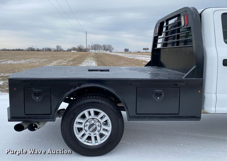image for item DN8158 2018 Ford F250 Super Duty  Crew Cab flatbed pickup truck