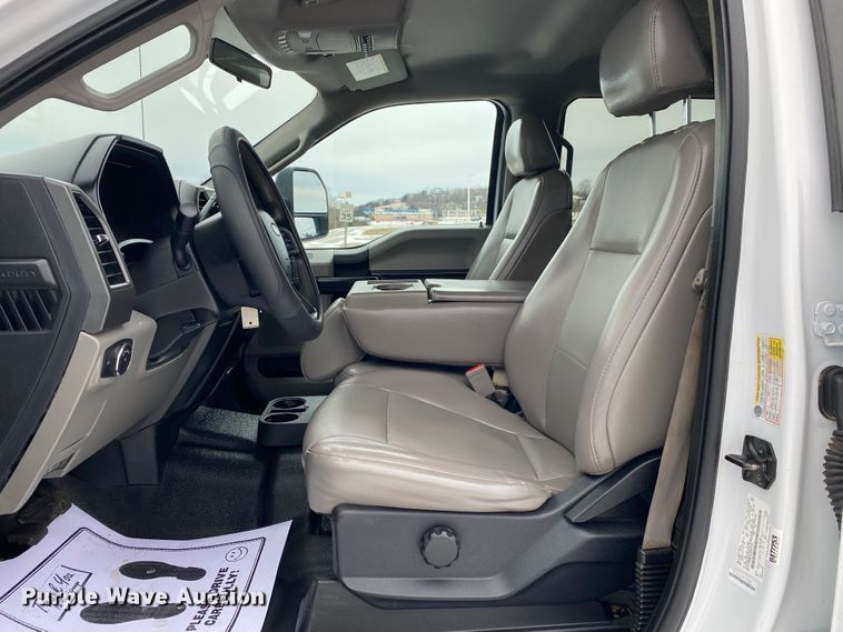 image for item DN8158 2018 Ford F250 Super Duty  Crew Cab flatbed pickup truck