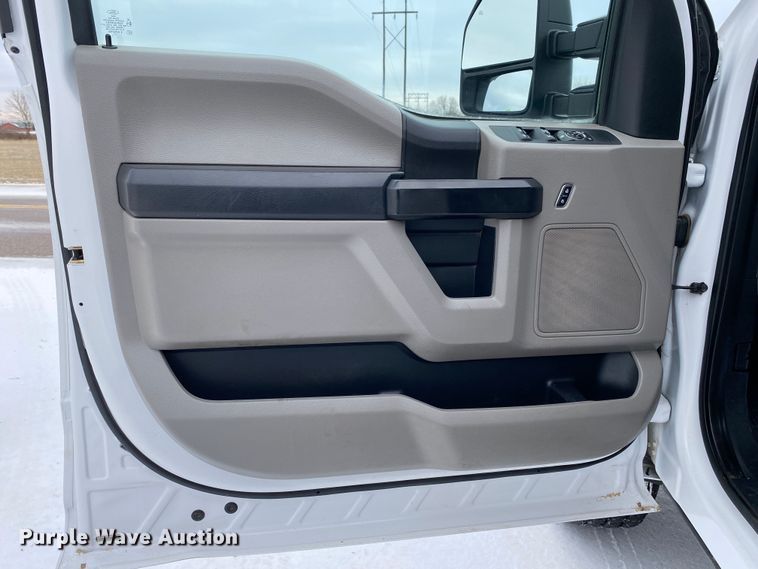 image for item DN8158 2018 Ford F250 Super Duty  Crew Cab flatbed pickup truck