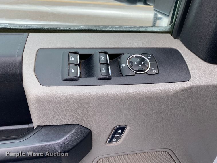 image for item DN8158 2018 Ford F250 Super Duty  Crew Cab flatbed pickup truck