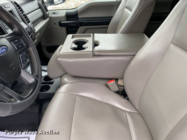 image for item DN8158 2018 Ford F250 Super Duty  Crew Cab flatbed pickup truck