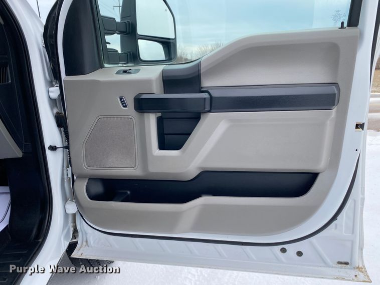 image for item DN8158 2018 Ford F250 Super Duty  Crew Cab flatbed pickup truck