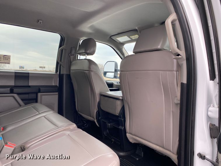 image for item DN8158 2018 Ford F250 Super Duty  Crew Cab flatbed pickup truck