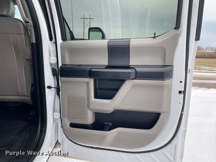 image for item DN8158 2018 Ford F250 Super Duty  Crew Cab flatbed pickup truck