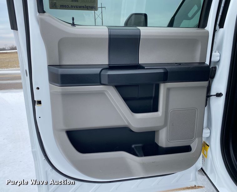 image for item DN8158 2018 Ford F250 Super Duty  Crew Cab flatbed pickup truck