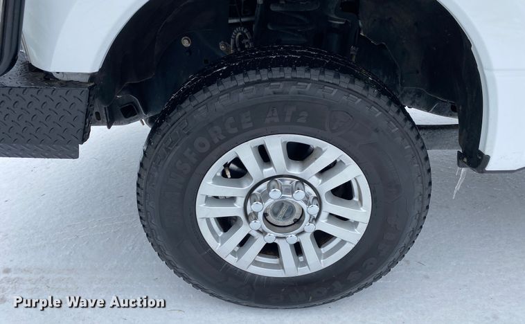 image for item DN8158 2018 Ford F250 Super Duty  Crew Cab flatbed pickup truck