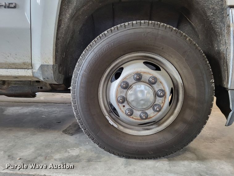 image for item DO3555 2015 Chevrolet Silverado 3500HD  Crew Cab utility bed pickup truck