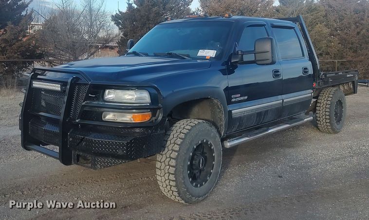 image for item DO3725 2002 Chevrolet Silverado 2500HD  Crew Cab flatbed pickup truck