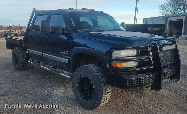 image for item DO3725 2002 Chevrolet Silverado 2500HD  Crew Cab flatbed pickup truck