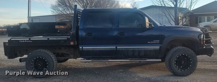 image for item DO3725 2002 Chevrolet Silverado 2500HD  Crew Cab flatbed pickup truck