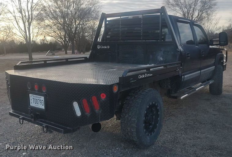 image for item DO3725 2002 Chevrolet Silverado 2500HD  Crew Cab flatbed pickup truck