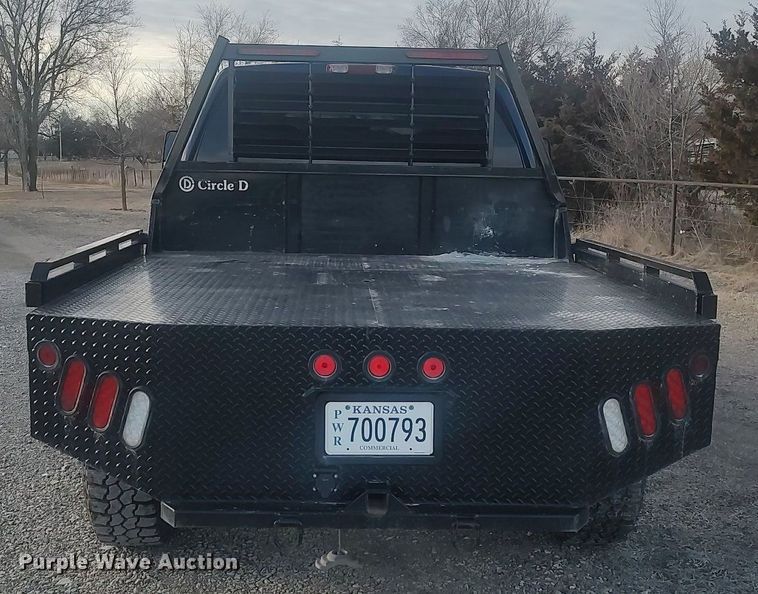 image for item DO3725 2002 Chevrolet Silverado 2500HD  Crew Cab flatbed pickup truck