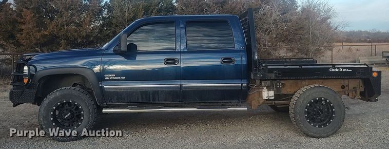 image for item DO3725 2002 Chevrolet Silverado 2500HD  Crew Cab flatbed pickup truck
