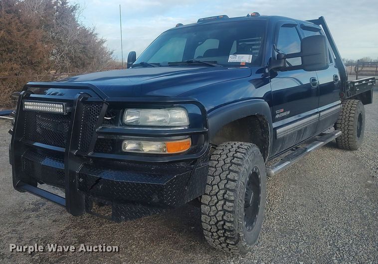 image for item DO3725 2002 Chevrolet Silverado 2500HD  Crew Cab flatbed pickup truck