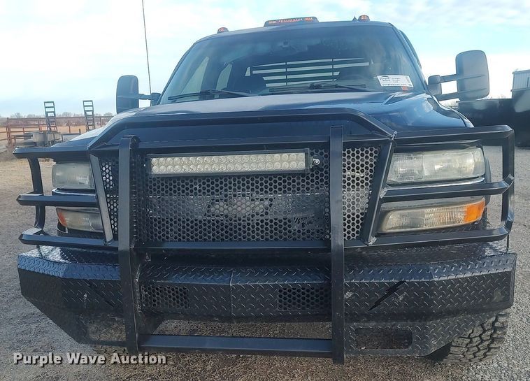 image for item DO3725 2002 Chevrolet Silverado 2500HD  Crew Cab flatbed pickup truck