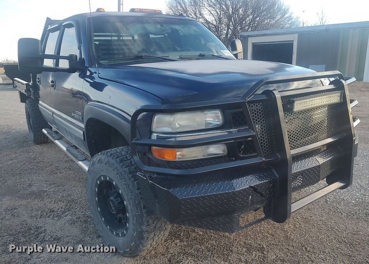 image for item DO3725 2002 Chevrolet Silverado 2500HD  Crew Cab flatbed pickup truck