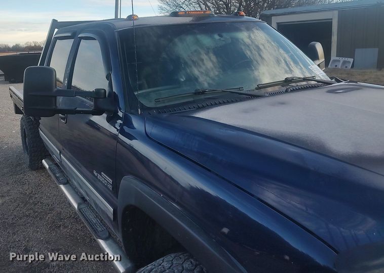 image for item DO3725 2002 Chevrolet Silverado 2500HD  Crew Cab flatbed pickup truck