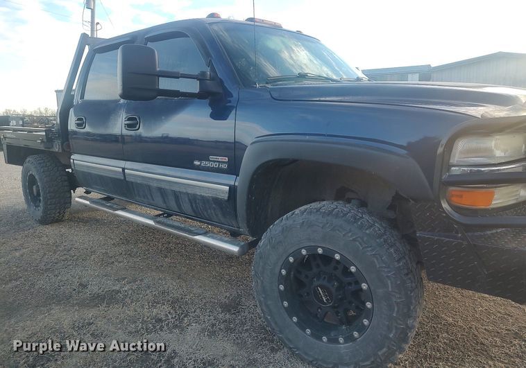 image for item DO3725 2002 Chevrolet Silverado 2500HD  Crew Cab flatbed pickup truck