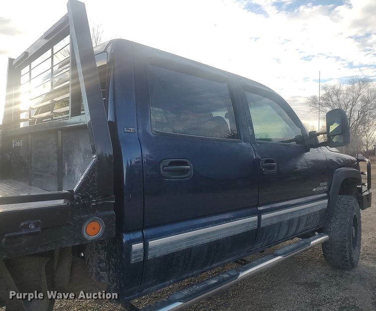 image for item DO3725 2002 Chevrolet Silverado 2500HD  Crew Cab flatbed pickup truck