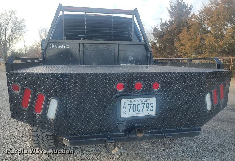 image for item DO3725 2002 Chevrolet Silverado 2500HD  Crew Cab flatbed pickup truck