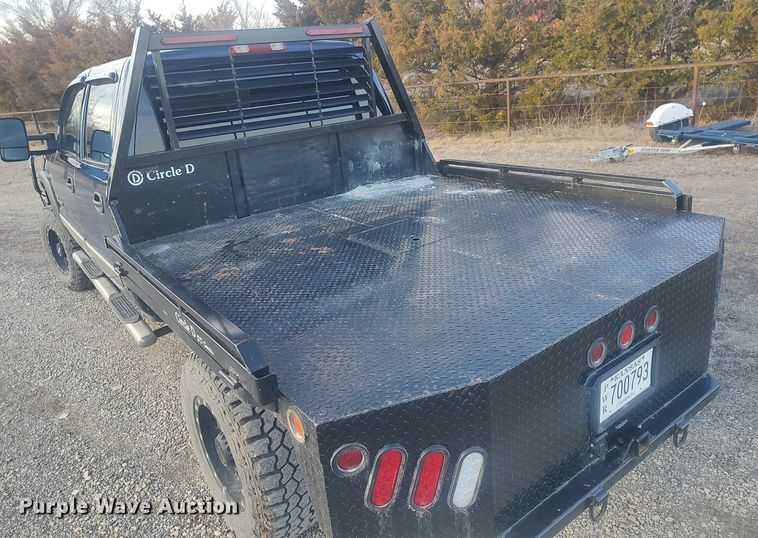 image for item DO3725 2002 Chevrolet Silverado 2500HD  Crew Cab flatbed pickup truck