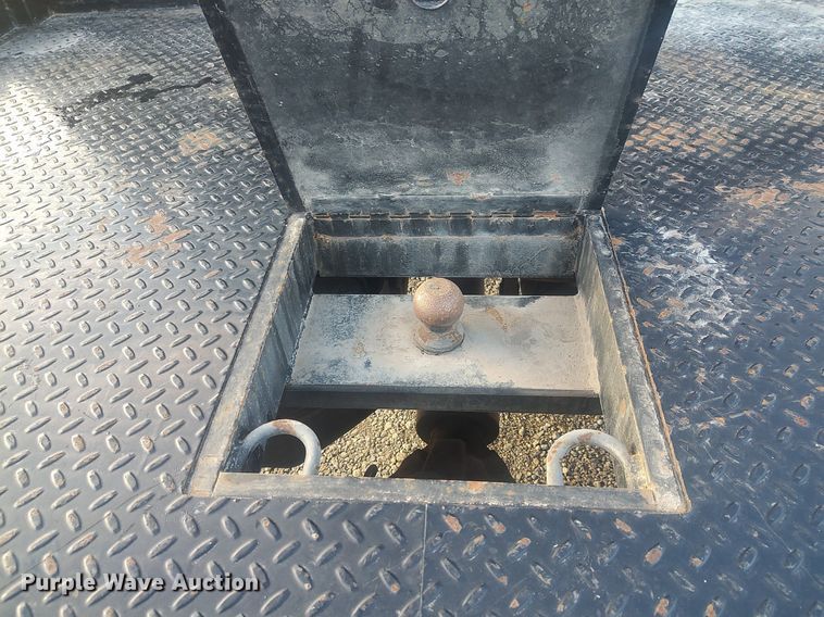 image for item DO3725 2002 Chevrolet Silverado 2500HD  Crew Cab flatbed pickup truck