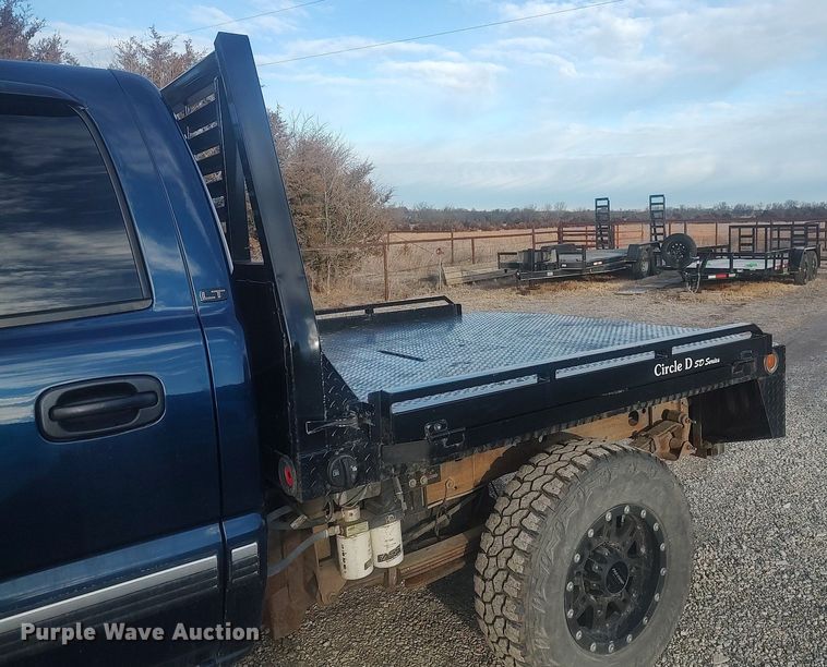 image for item DO3725 2002 Chevrolet Silverado 2500HD  Crew Cab flatbed pickup truck