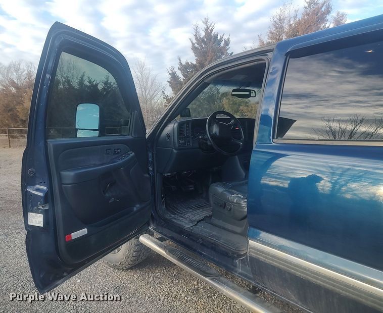 image for item DO3725 2002 Chevrolet Silverado 2500HD  Crew Cab flatbed pickup truck