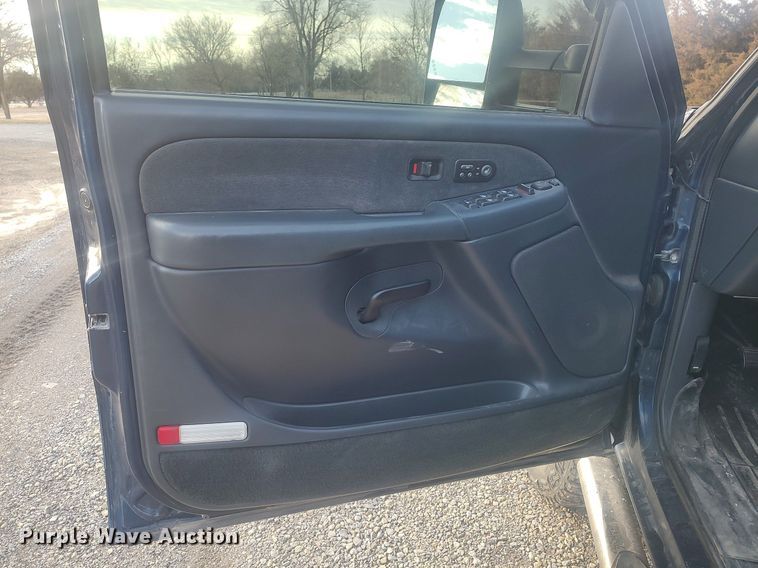 image for item DO3725 2002 Chevrolet Silverado 2500HD  Crew Cab flatbed pickup truck