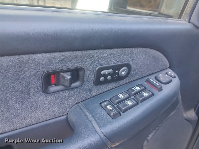 image for item DO3725 2002 Chevrolet Silverado 2500HD  Crew Cab flatbed pickup truck