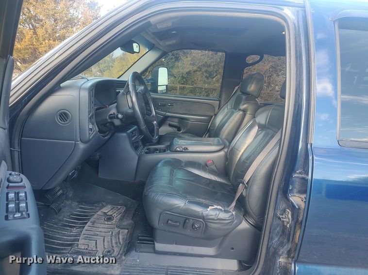 image for item DO3725 2002 Chevrolet Silverado 2500HD  Crew Cab flatbed pickup truck