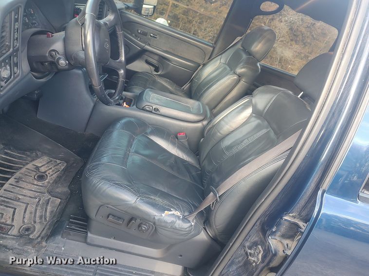 image for item DO3725 2002 Chevrolet Silverado 2500HD  Crew Cab flatbed pickup truck