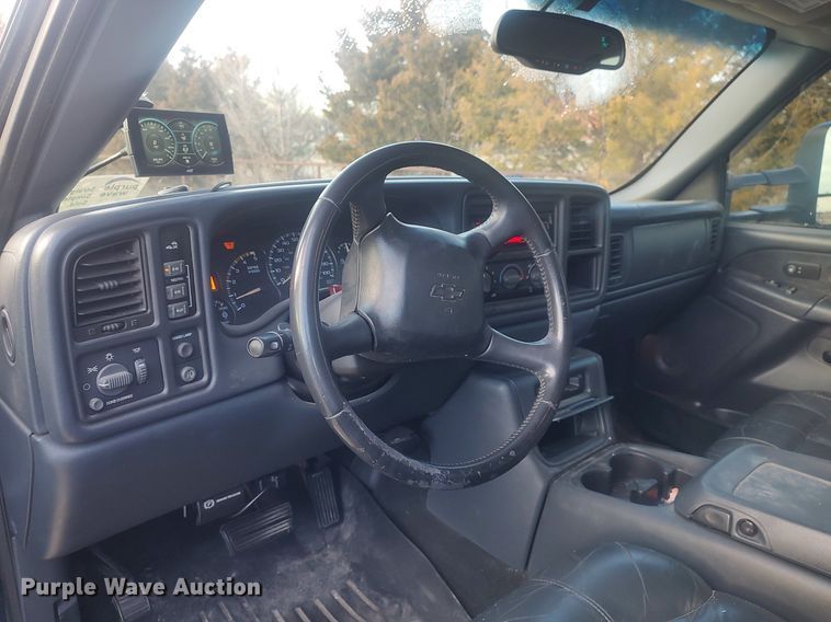 image for item DO3725 2002 Chevrolet Silverado 2500HD  Crew Cab flatbed pickup truck