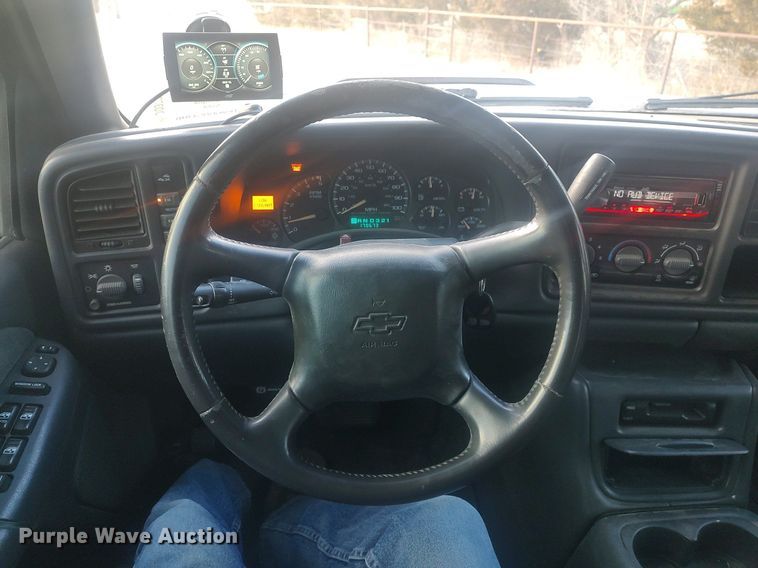 image for item DO3725 2002 Chevrolet Silverado 2500HD  Crew Cab flatbed pickup truck