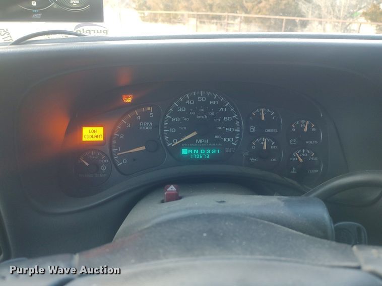 image for item DO3725 2002 Chevrolet Silverado 2500HD  Crew Cab flatbed pickup truck