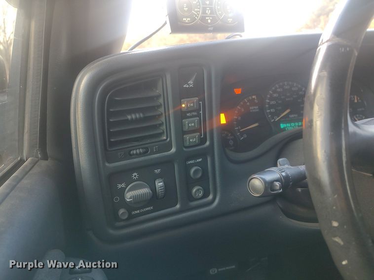 image for item DO3725 2002 Chevrolet Silverado 2500HD  Crew Cab flatbed pickup truck