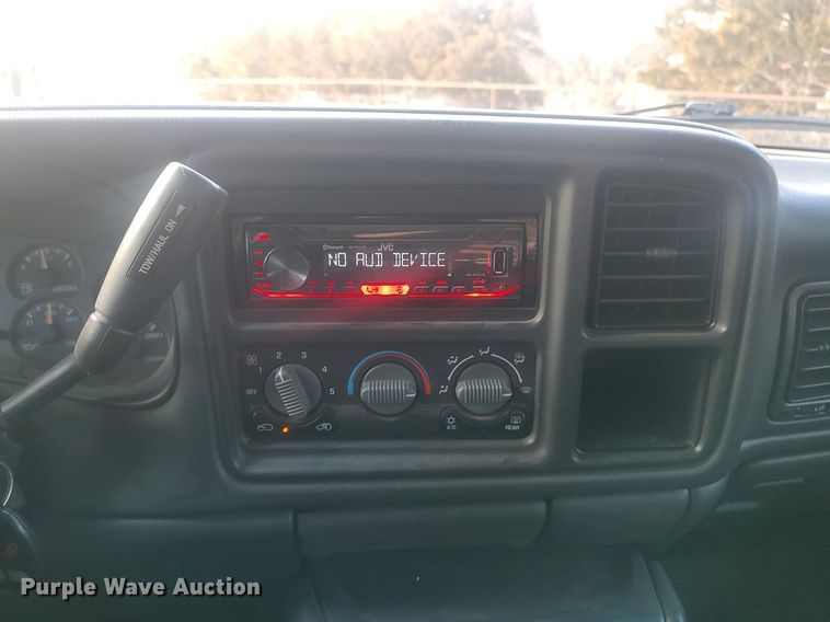 image for item DO3725 2002 Chevrolet Silverado 2500HD  Crew Cab flatbed pickup truck