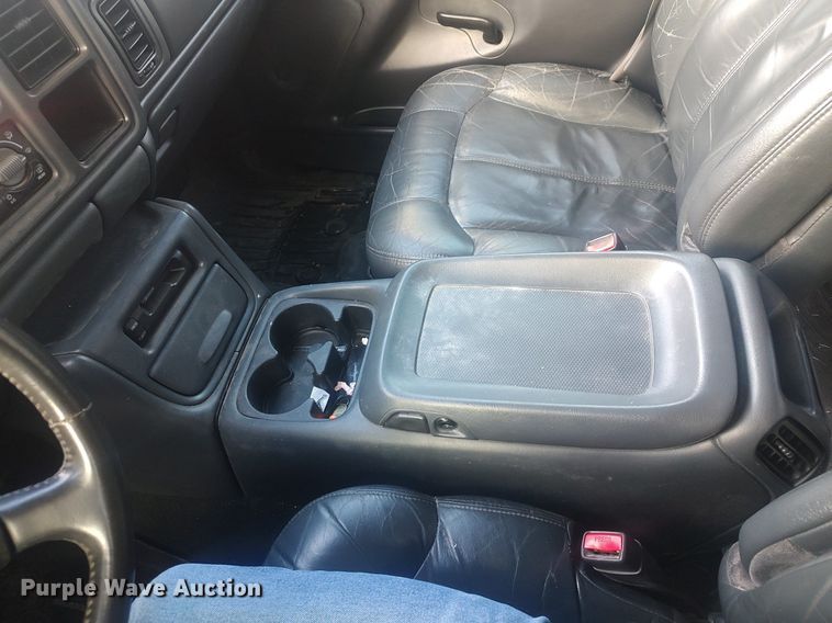 image for item DO3725 2002 Chevrolet Silverado 2500HD  Crew Cab flatbed pickup truck