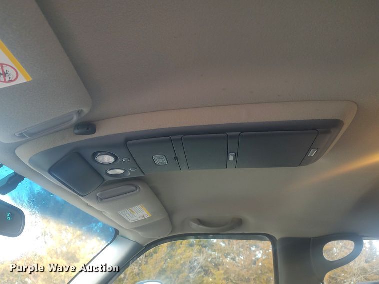 image for item DO3725 2002 Chevrolet Silverado 2500HD  Crew Cab flatbed pickup truck