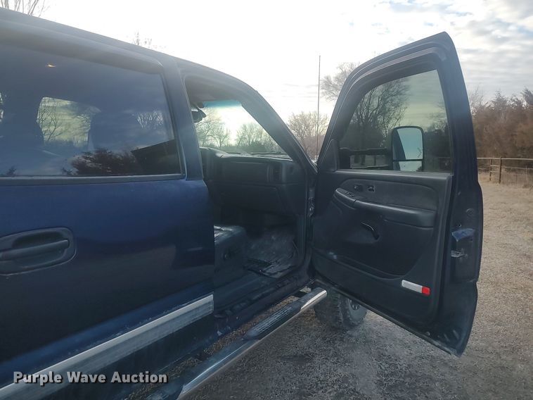 image for item DO3725 2002 Chevrolet Silverado 2500HD  Crew Cab flatbed pickup truck