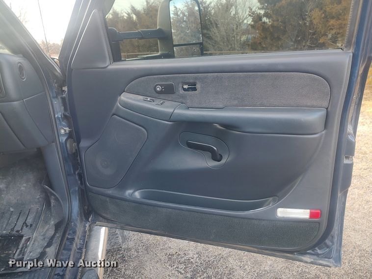 image for item DO3725 2002 Chevrolet Silverado 2500HD  Crew Cab flatbed pickup truck