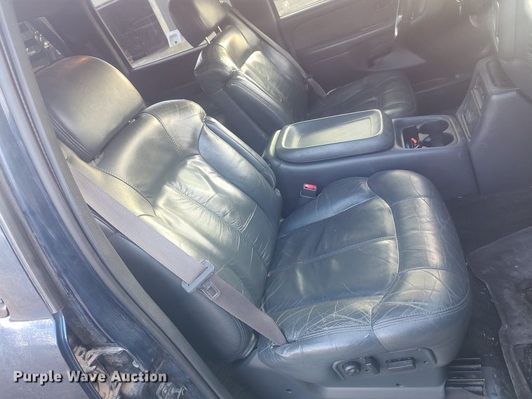 image for item DO3725 2002 Chevrolet Silverado 2500HD  Crew Cab flatbed pickup truck