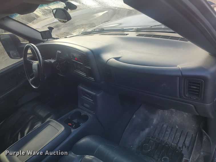 image for item DO3725 2002 Chevrolet Silverado 2500HD  Crew Cab flatbed pickup truck