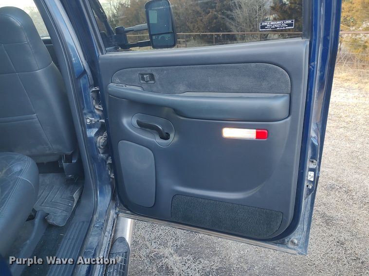 image for item DO3725 2002 Chevrolet Silverado 2500HD  Crew Cab flatbed pickup truck