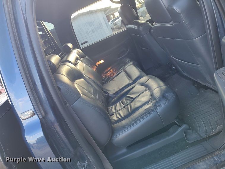 image for item DO3725 2002 Chevrolet Silverado 2500HD  Crew Cab flatbed pickup truck