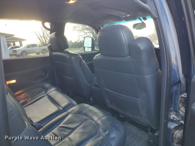 image for item DO3725 2002 Chevrolet Silverado 2500HD  Crew Cab flatbed pickup truck