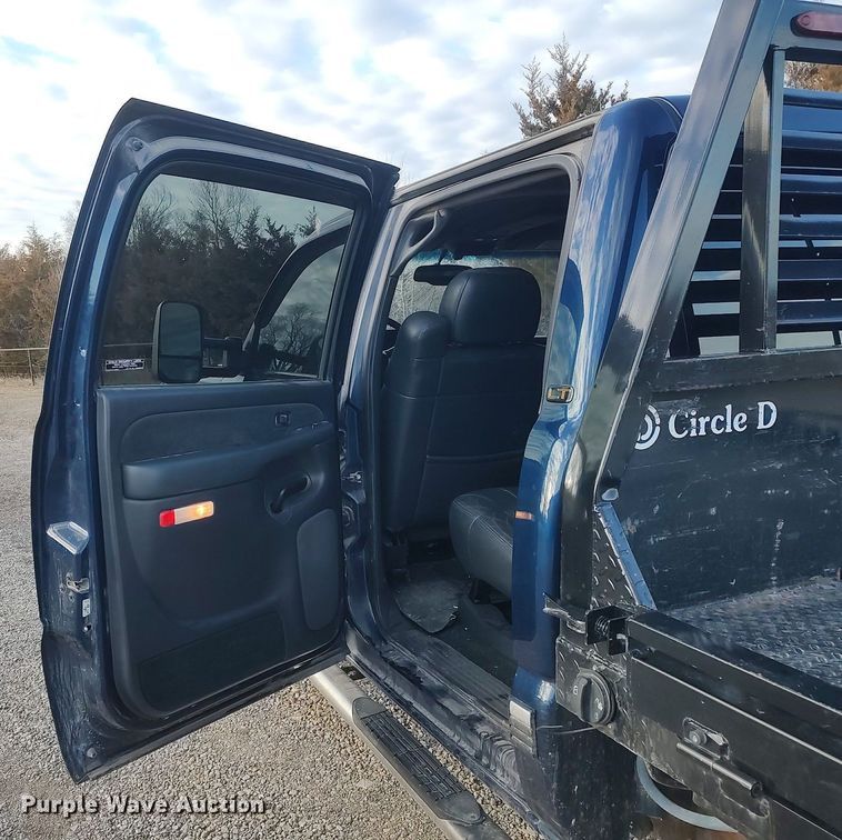 image for item DO3725 2002 Chevrolet Silverado 2500HD  Crew Cab flatbed pickup truck