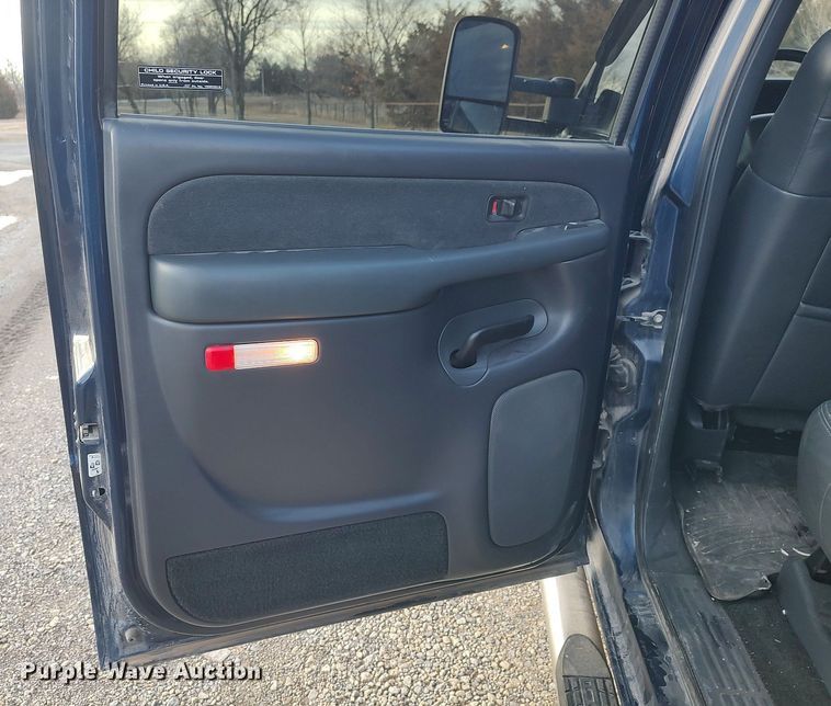 image for item DO3725 2002 Chevrolet Silverado 2500HD  Crew Cab flatbed pickup truck