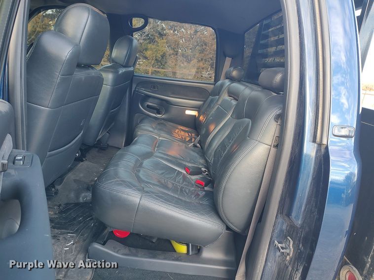 image for item DO3725 2002 Chevrolet Silverado 2500HD  Crew Cab flatbed pickup truck